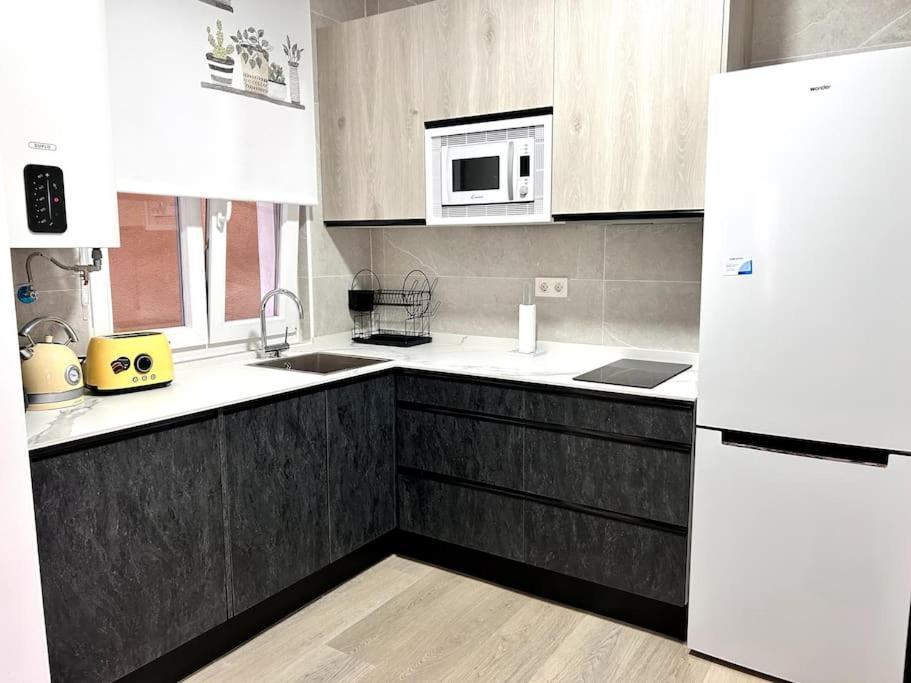 Lujo Parking, Proyector, Maquinita Y Patinetes Oviedo