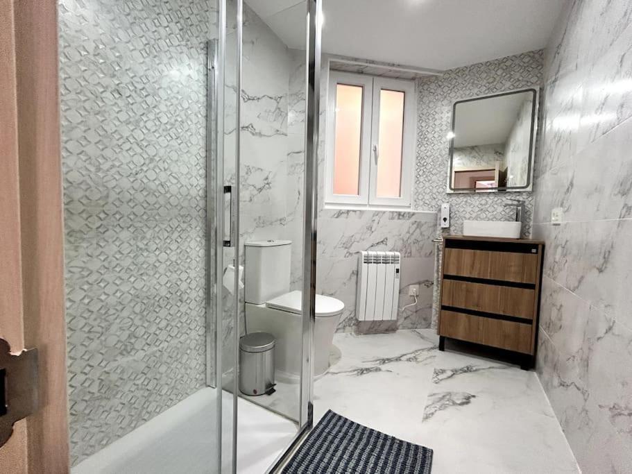 Apartament Lujo Parking, Proyector, Maquinita Y Patinetes Oviedo